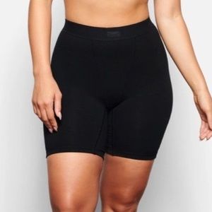 SKIMS OUTDOOR COLLECTION SEAMED BIKER SHORTS